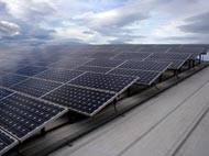 Paneles de energía fotovoltaica montados en las instalaciones de Grupo Garcosa