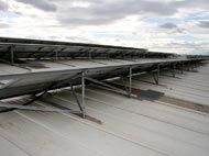 Paneles de energía fotovoltaica montados en las instalaciones de Grupo Garcosa